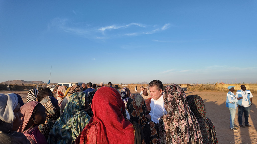 توم فليتشر يلتقي بالنساء في مخيم في طويلة للأشخاص الذين فروا من الصراع في الفاشر.